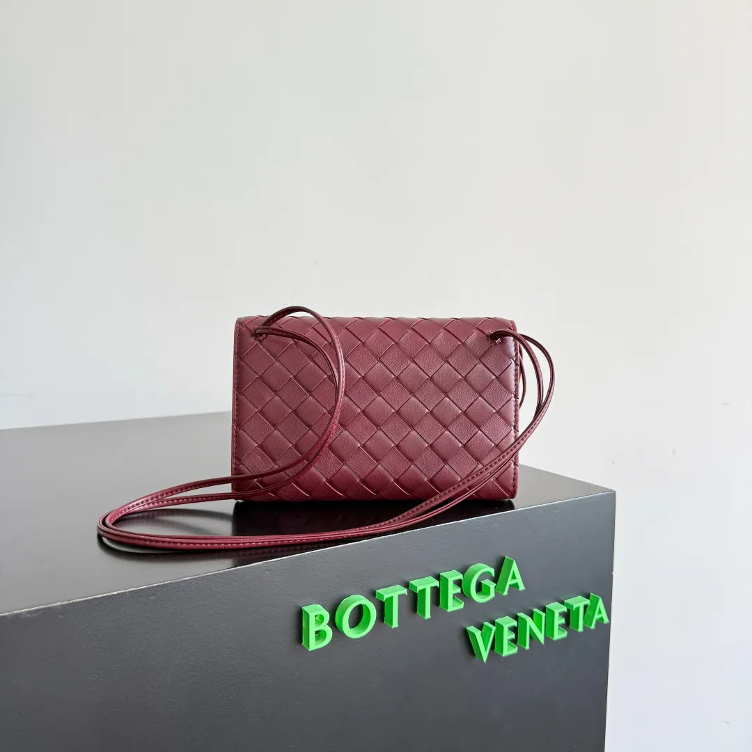 Batch 1560 Bottega Veneta 2025 early autumn series Andiamo handbag, a really good bag, mini crossbody bag, classic woven leather clutch, metallic button and rope closure, simple but not simple, elegant texture, elegant weaving attitude. Style No.: 836940 Color: Barro Red Size: 19*12.6*2cm